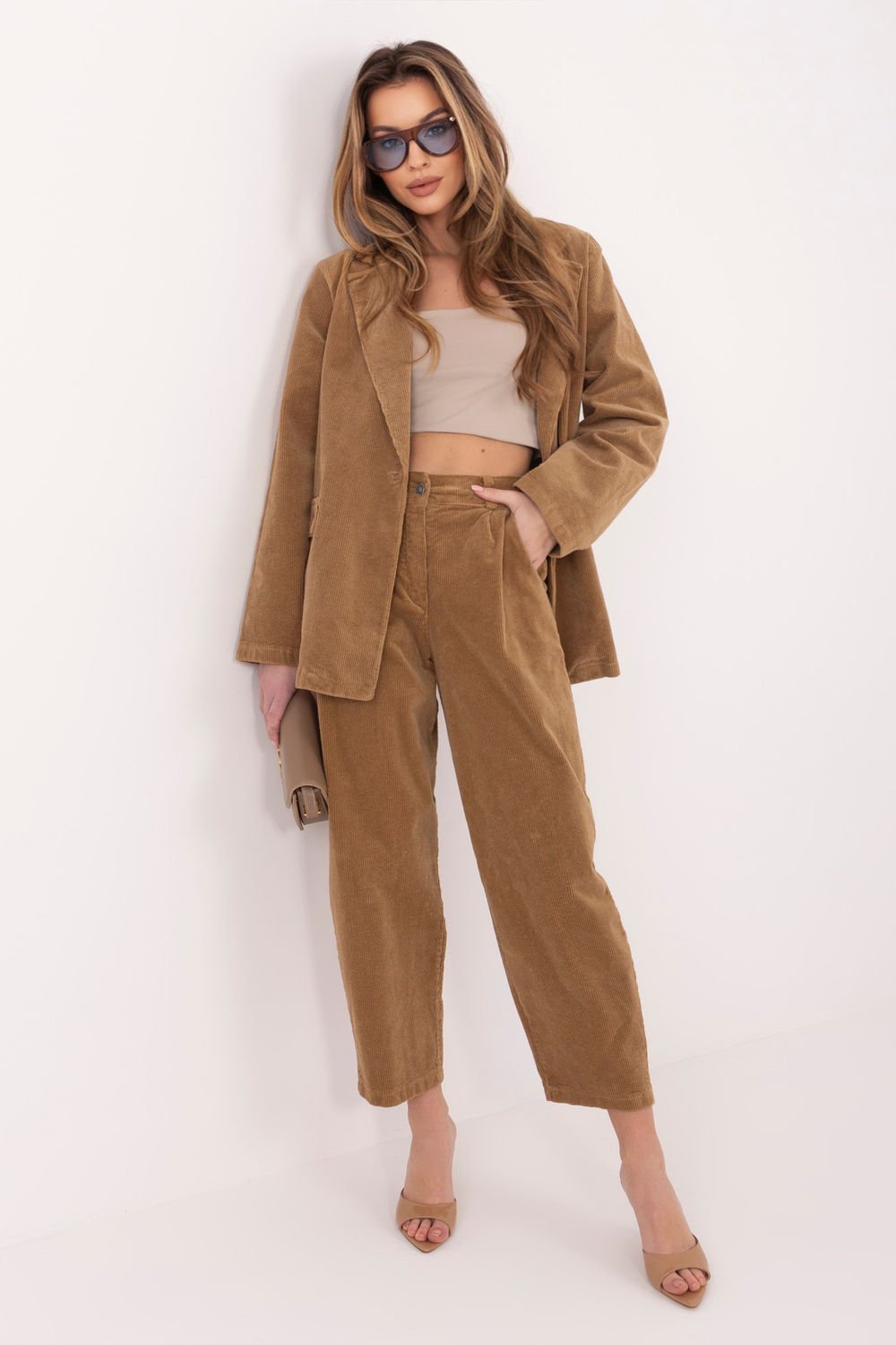 Image of Pantalon en velours côtelé brun