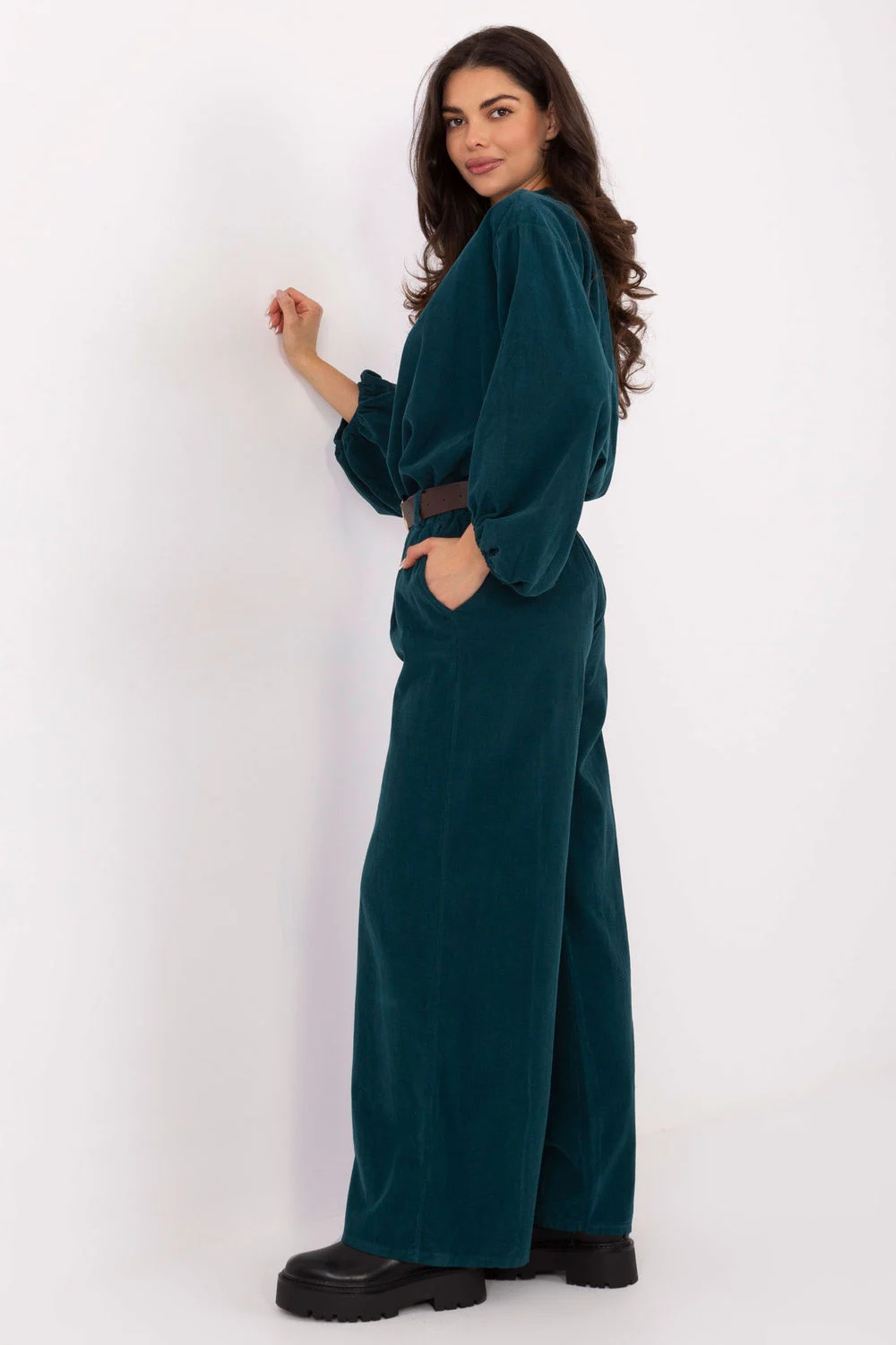 Pantalon en velours côtelé vert – Image 2