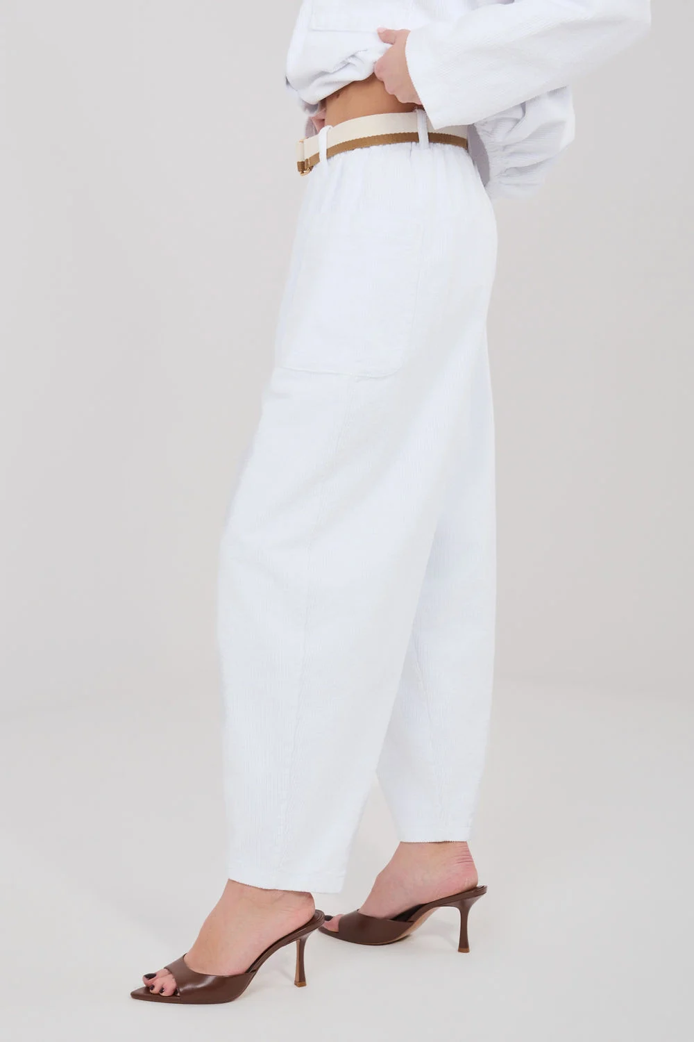 Pantalon en velours côtelé blanc – Image 2
