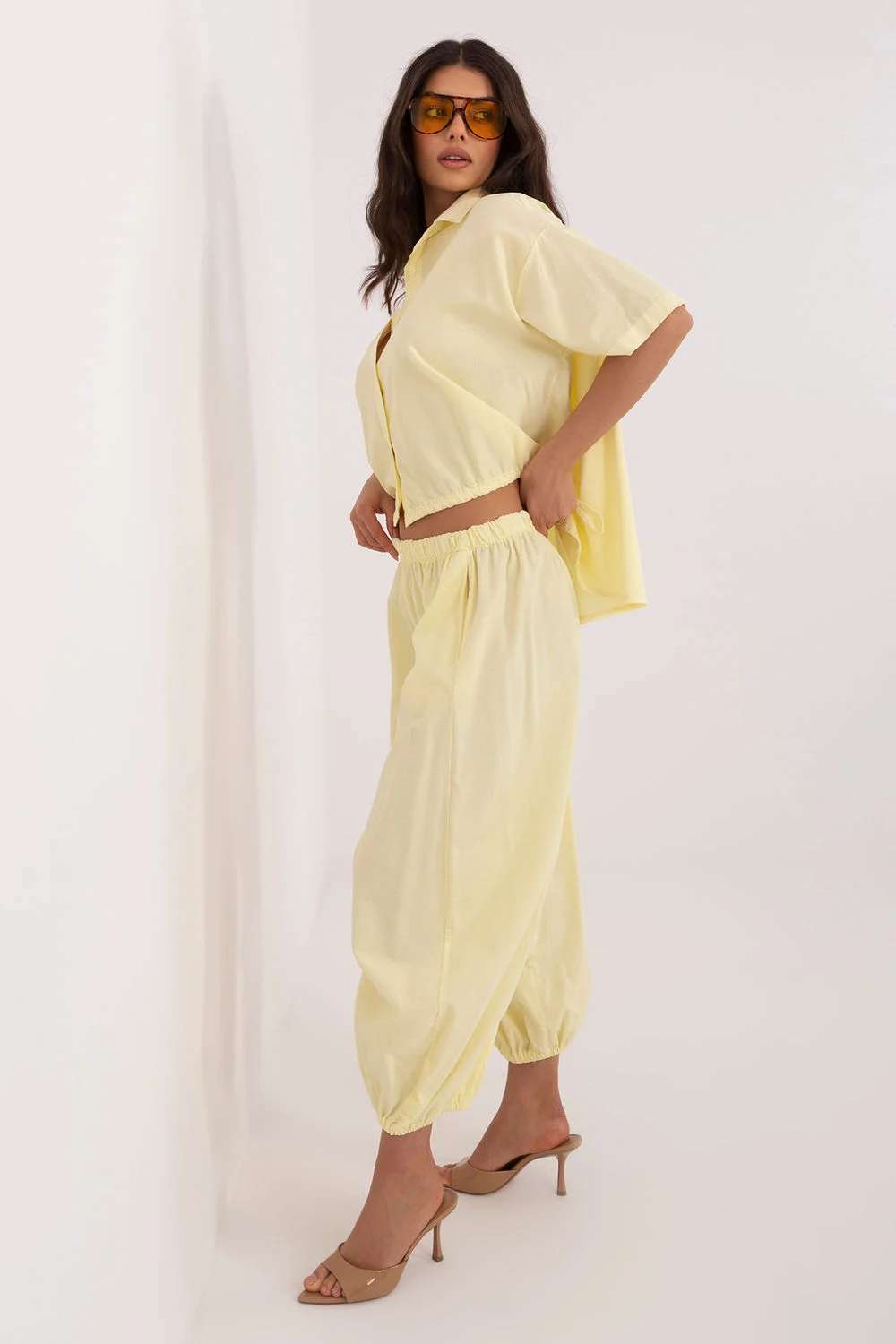 Pantalon en velours côtelé jaune – Image 2