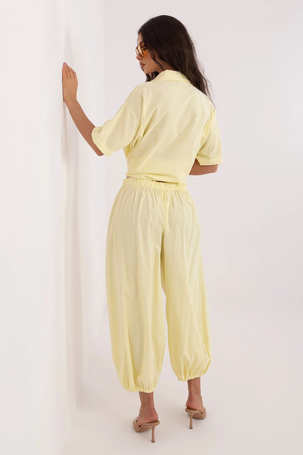 Pantalon en velours côtelé jaune – Image 3