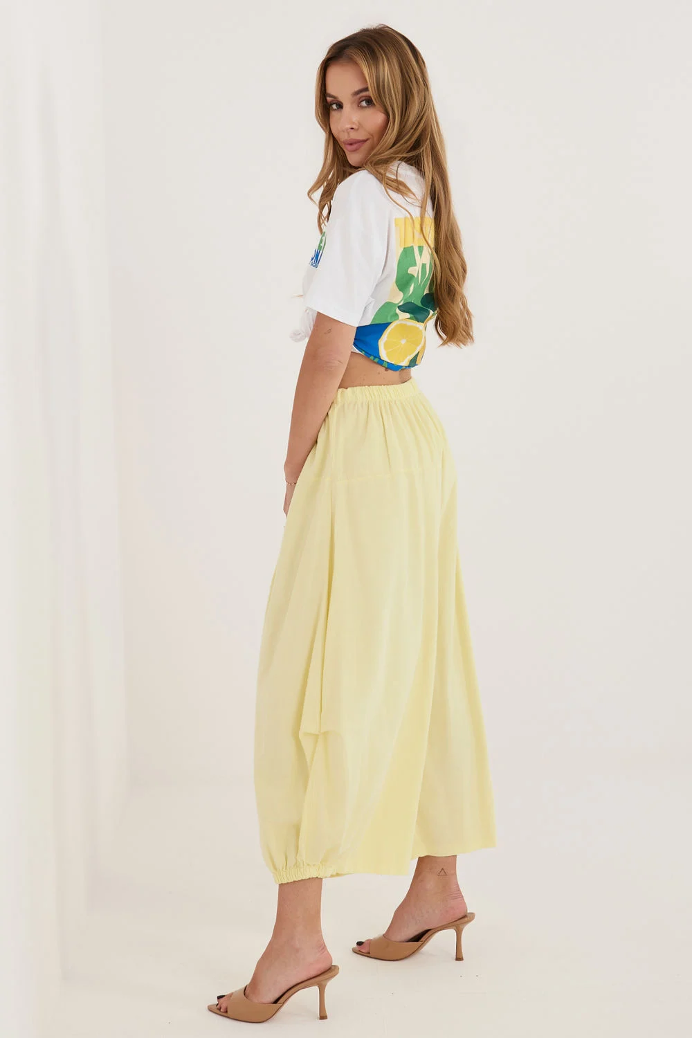 Pantalon en velours côtelé jaune – Image 2