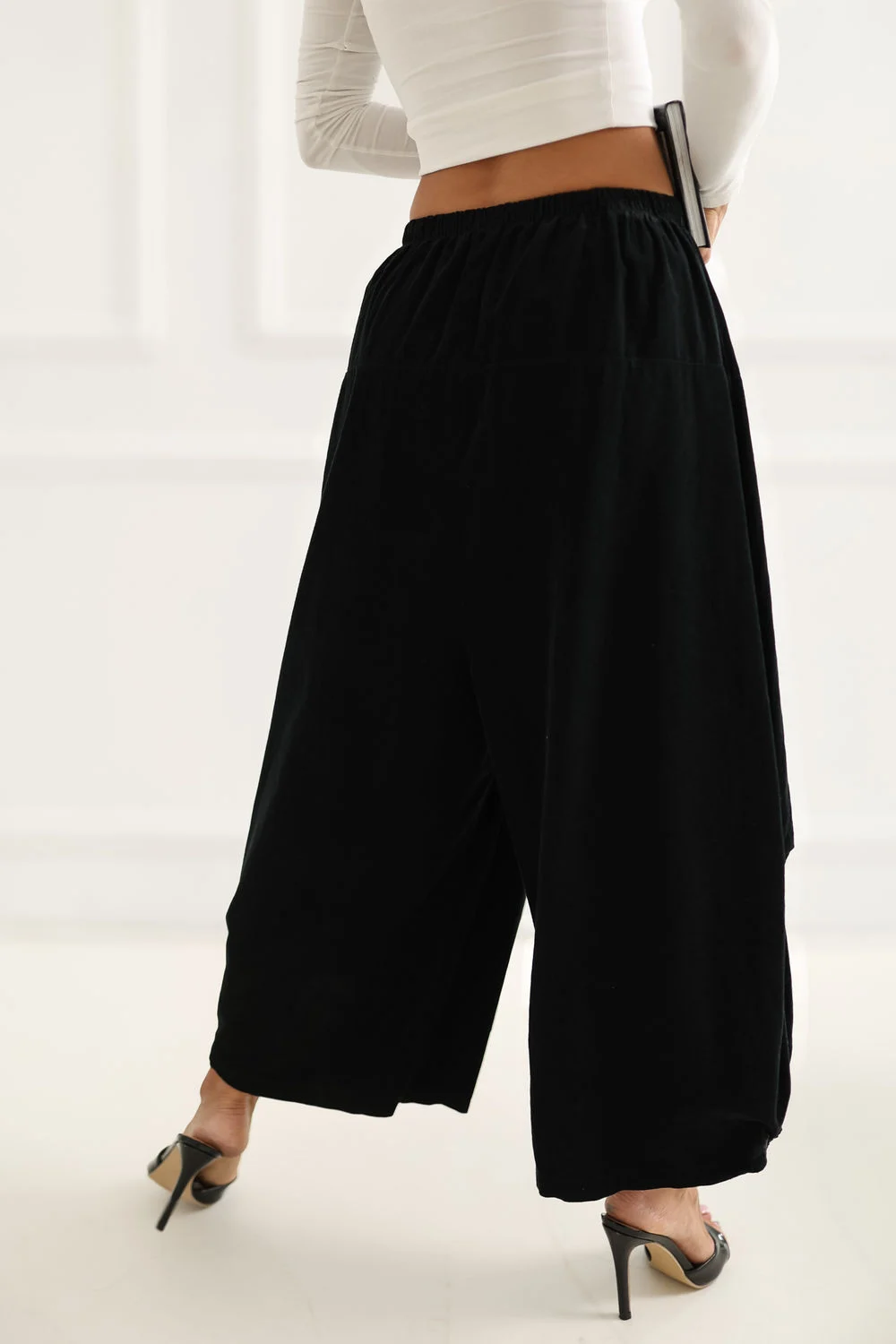 Pantalon en velours côtelé noir – Image 2