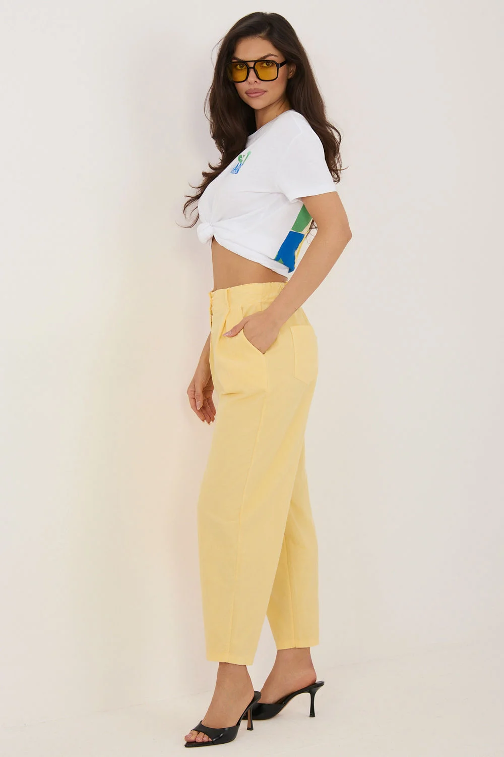 Pantalon en velours côtelé jaune – Image 2