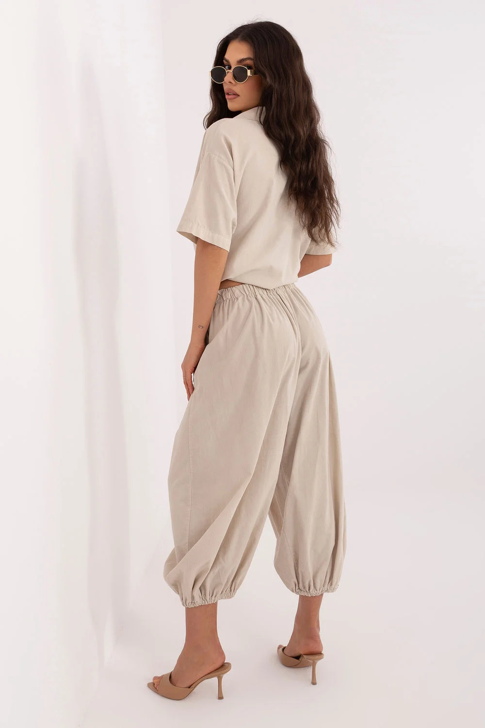Pantalon en velours côtelé beige – Image 3