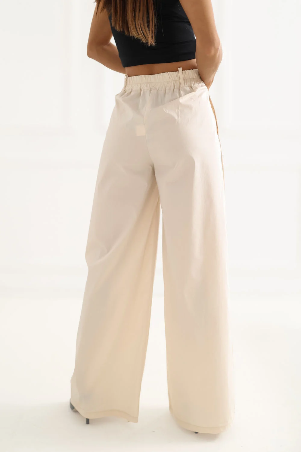 Pantalon palazzo beige à plis – Image 3