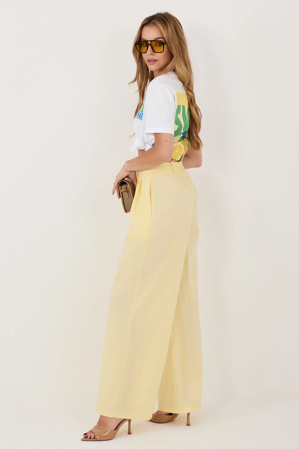 Pantalon palazzo jaune à plis – Image 2