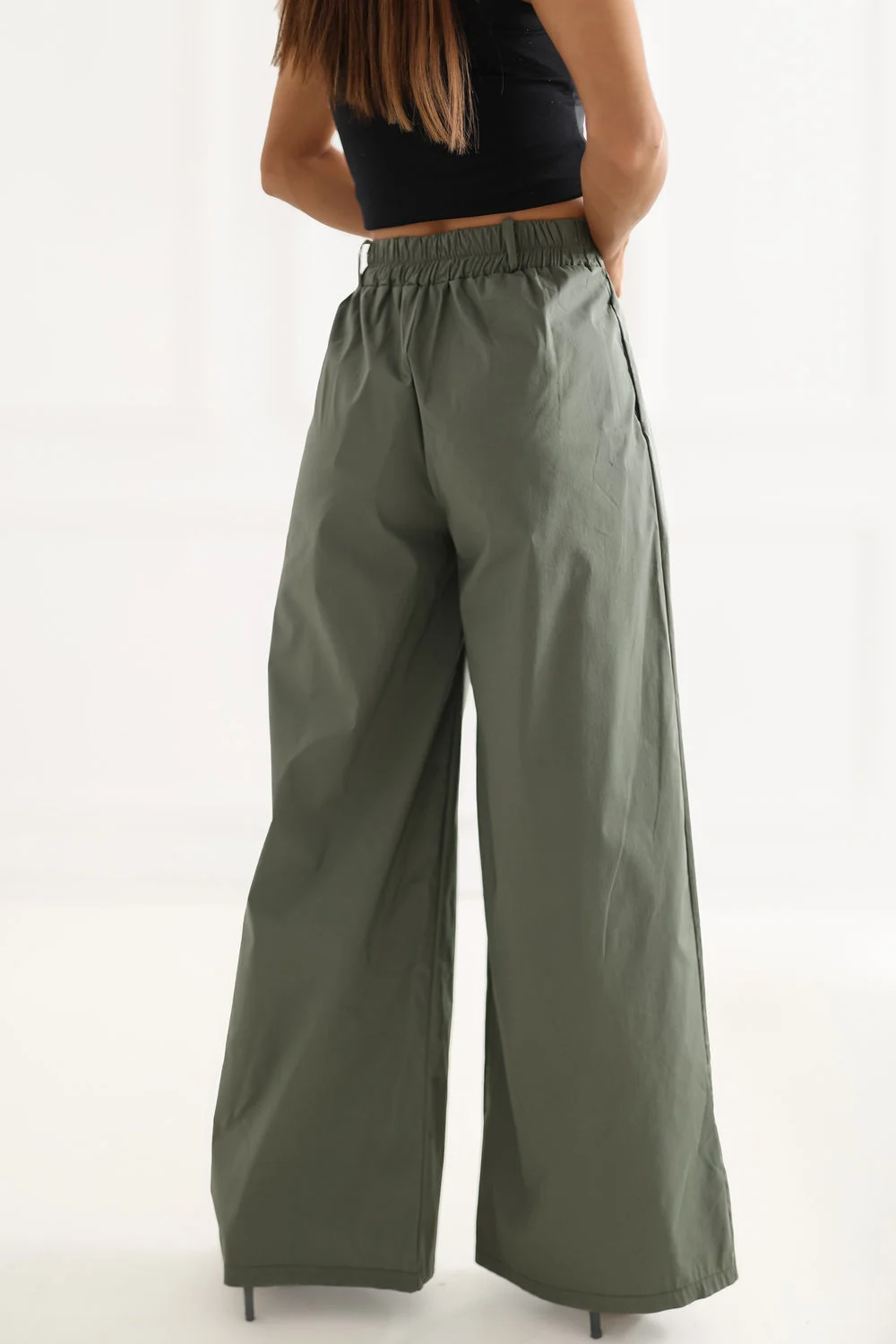 Pantalon palazzo vert à plis – Image 3