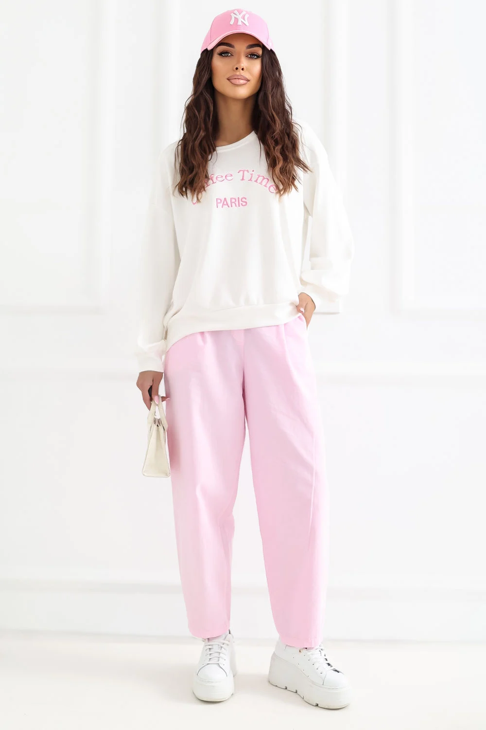 Sweatshirt beige brodé – Image 2