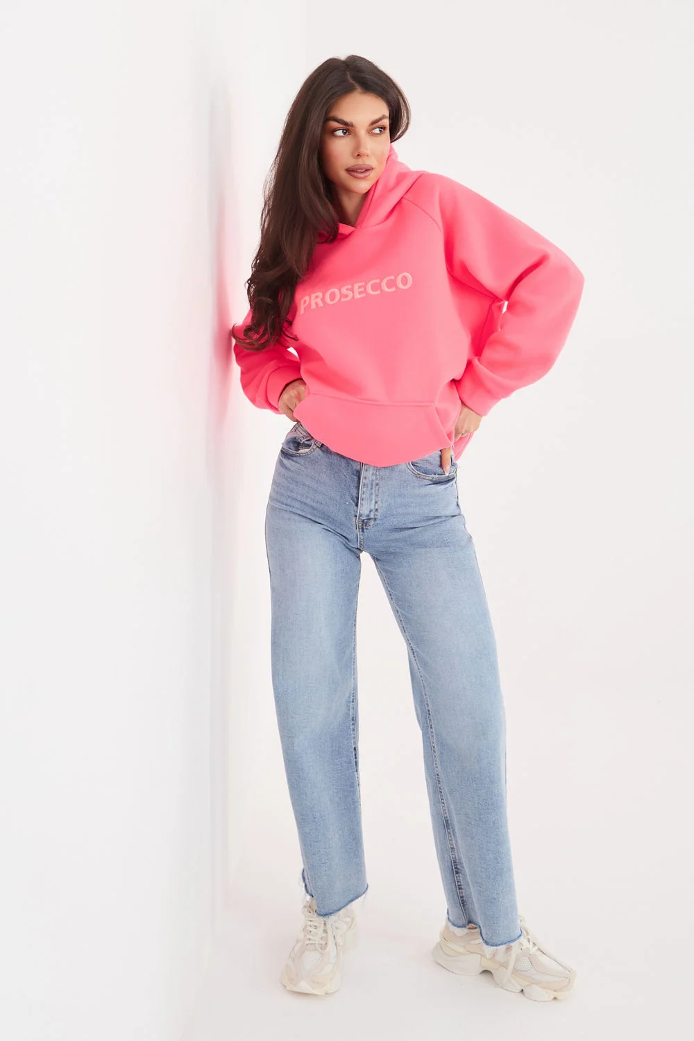 Sweatshirt à capuche rose brodé – Image 2