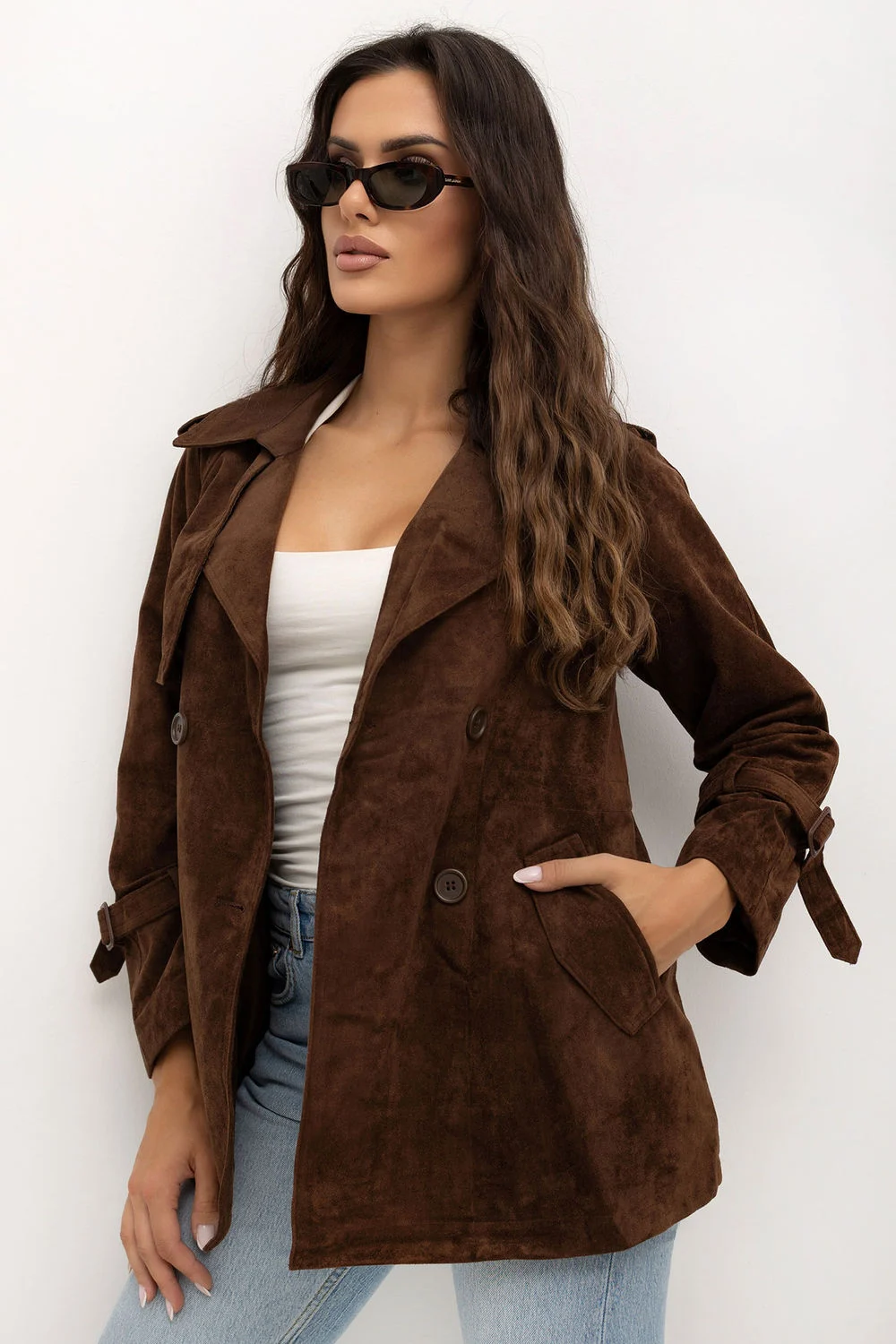 Manteau brun à double boutonnage