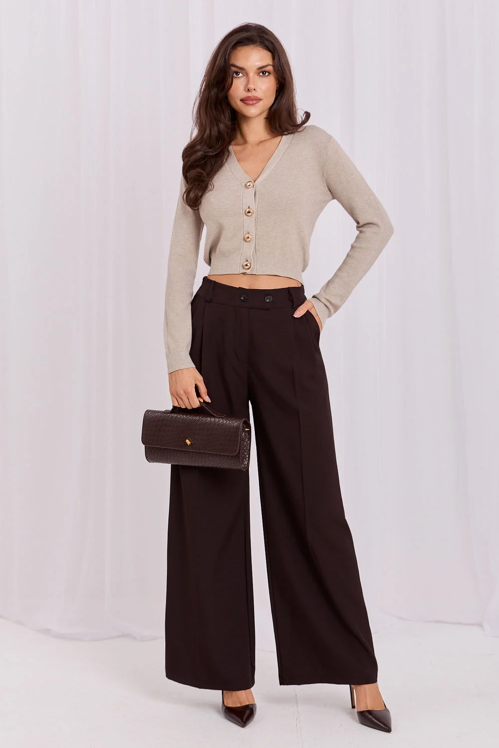 Cardigan beige décolleté en V – Image 2