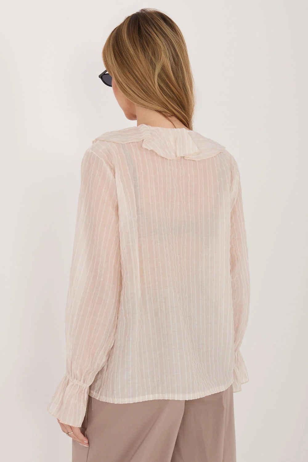 Chemisier col V beige rayé – Image 3