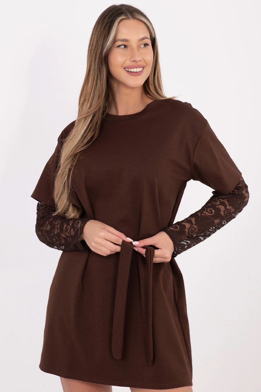 Robe courte brune en dentelle
