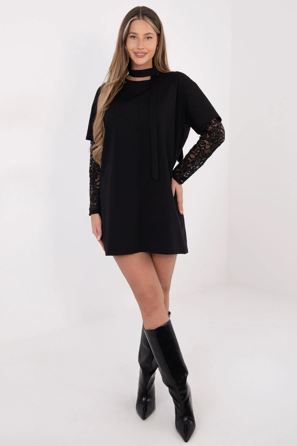 Robe courte noire en dentelle
