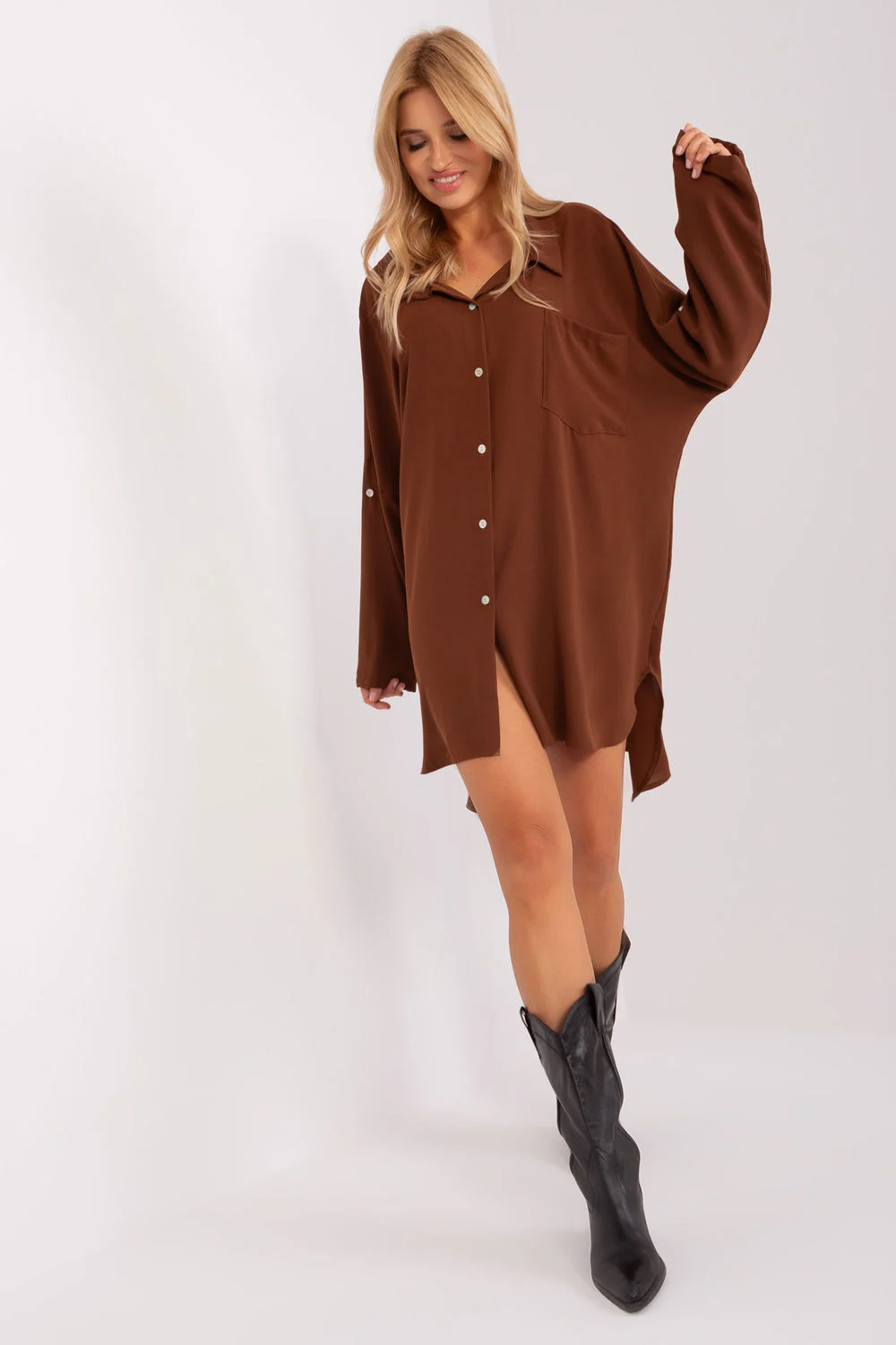 Robe chemise brune fendue