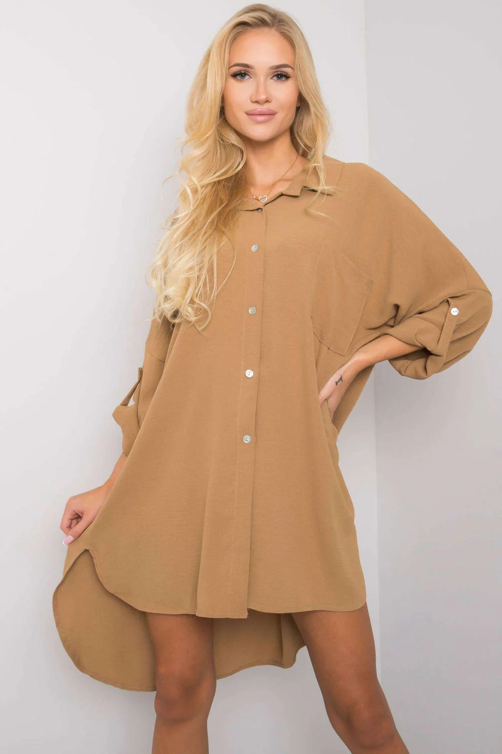 Robe chemise beige fendue