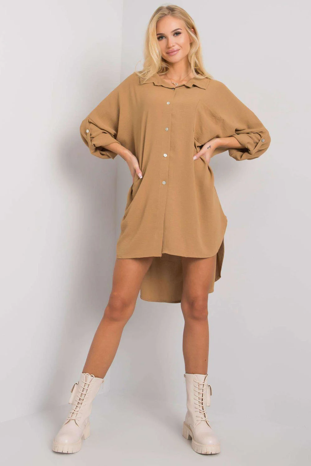 Robe chemise beige fendue – Image 2