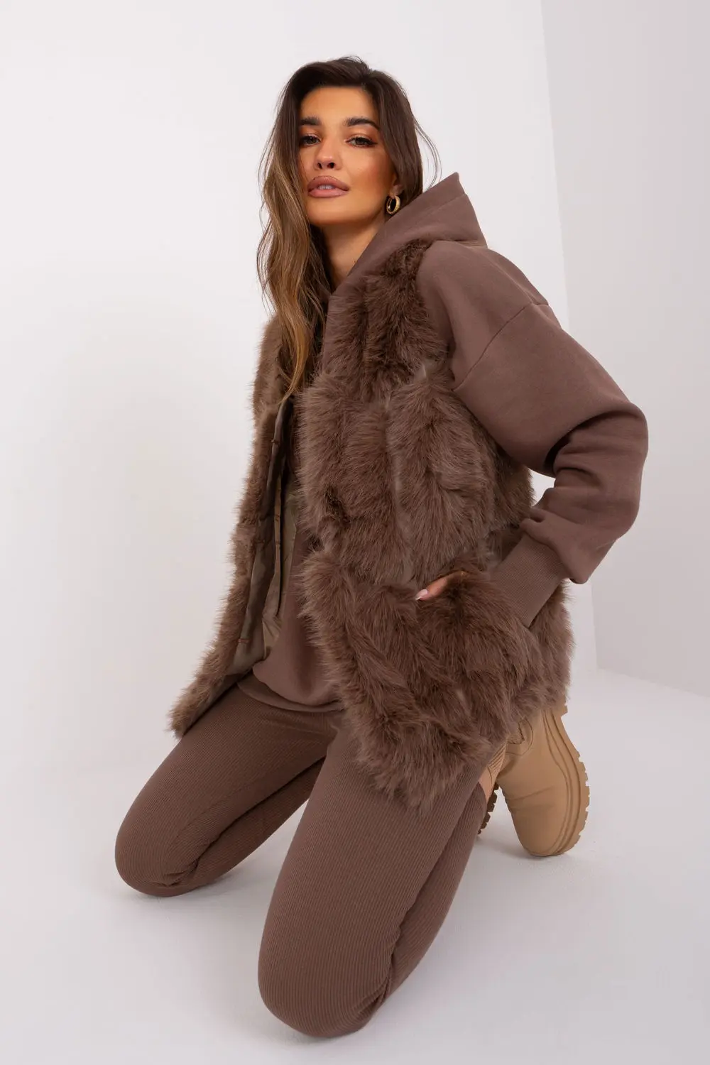 Gilet en fausse fourrure brun à capuche – Image 2