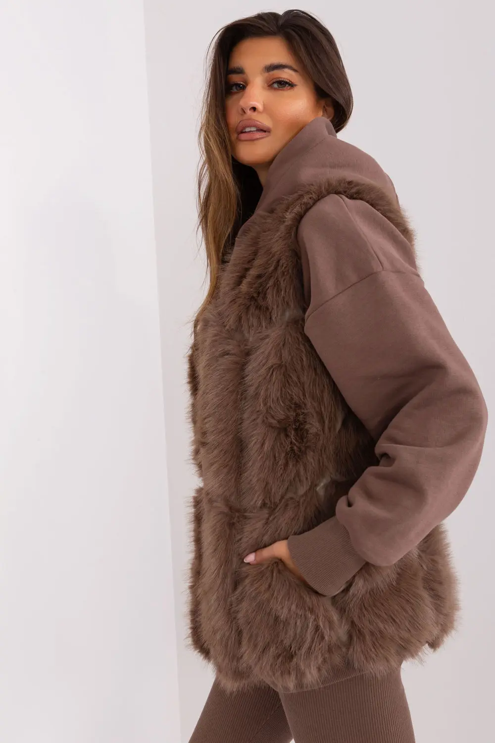Gilet en fausse fourrure brun à capuche – Image 3