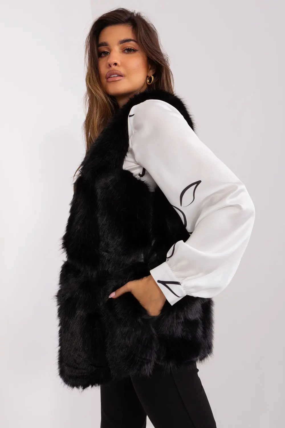 Gilet en fausse fourrure noir à capuche – Image 2