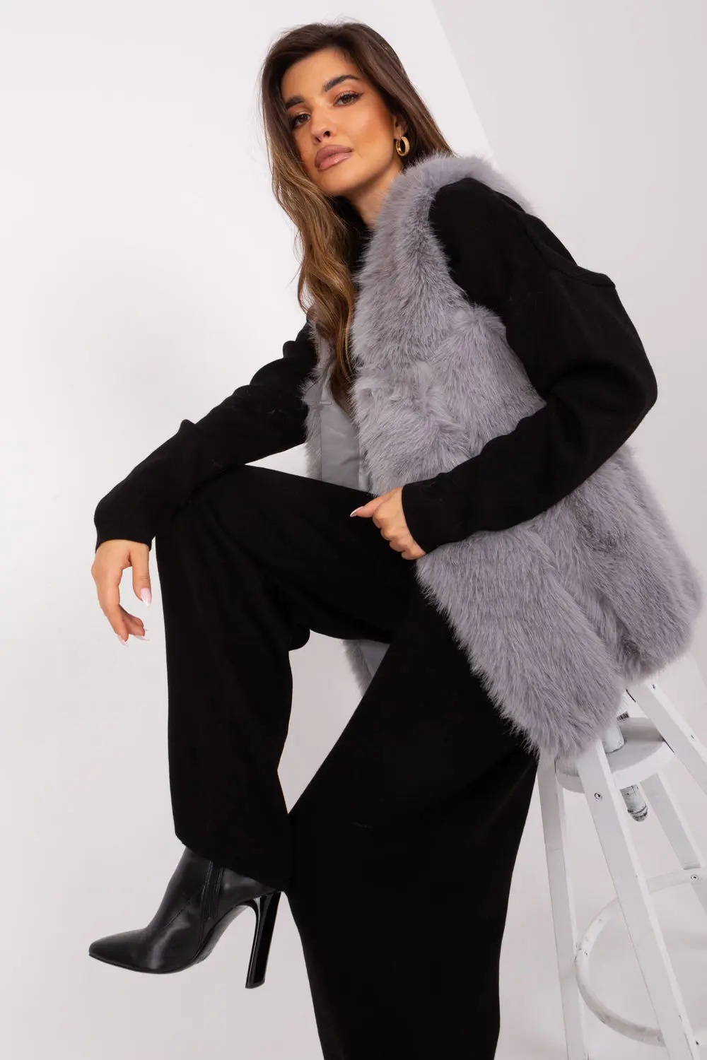 Gilet en fausse fourrure gris à capuche – Image 2