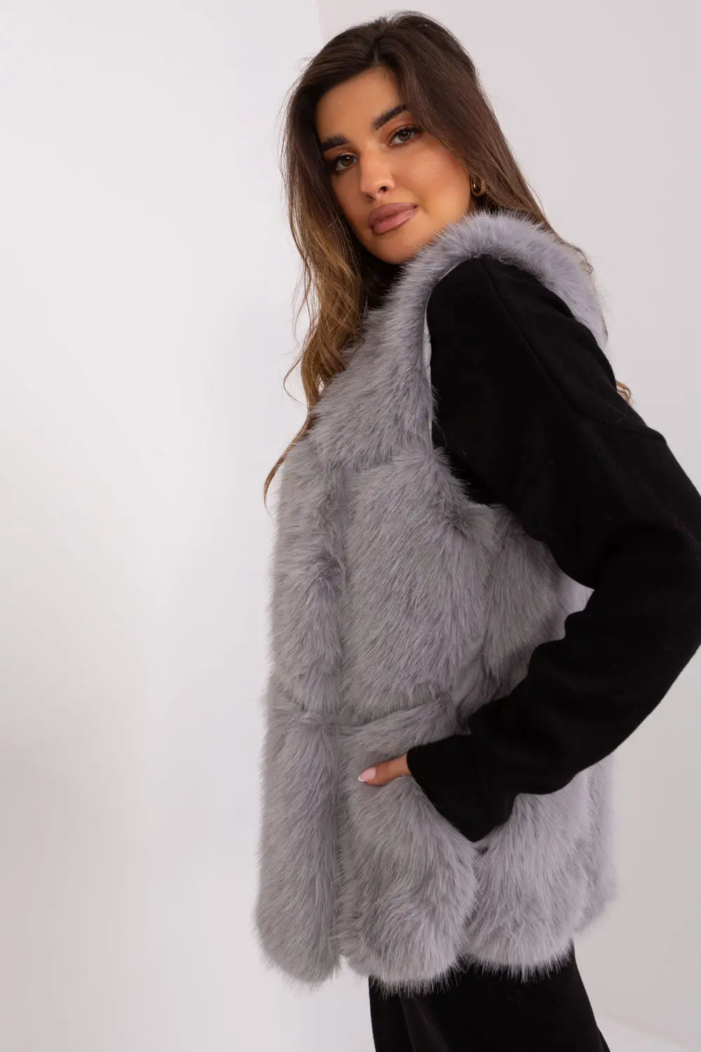 Gilet en fausse fourrure gris à capuche – Image 3