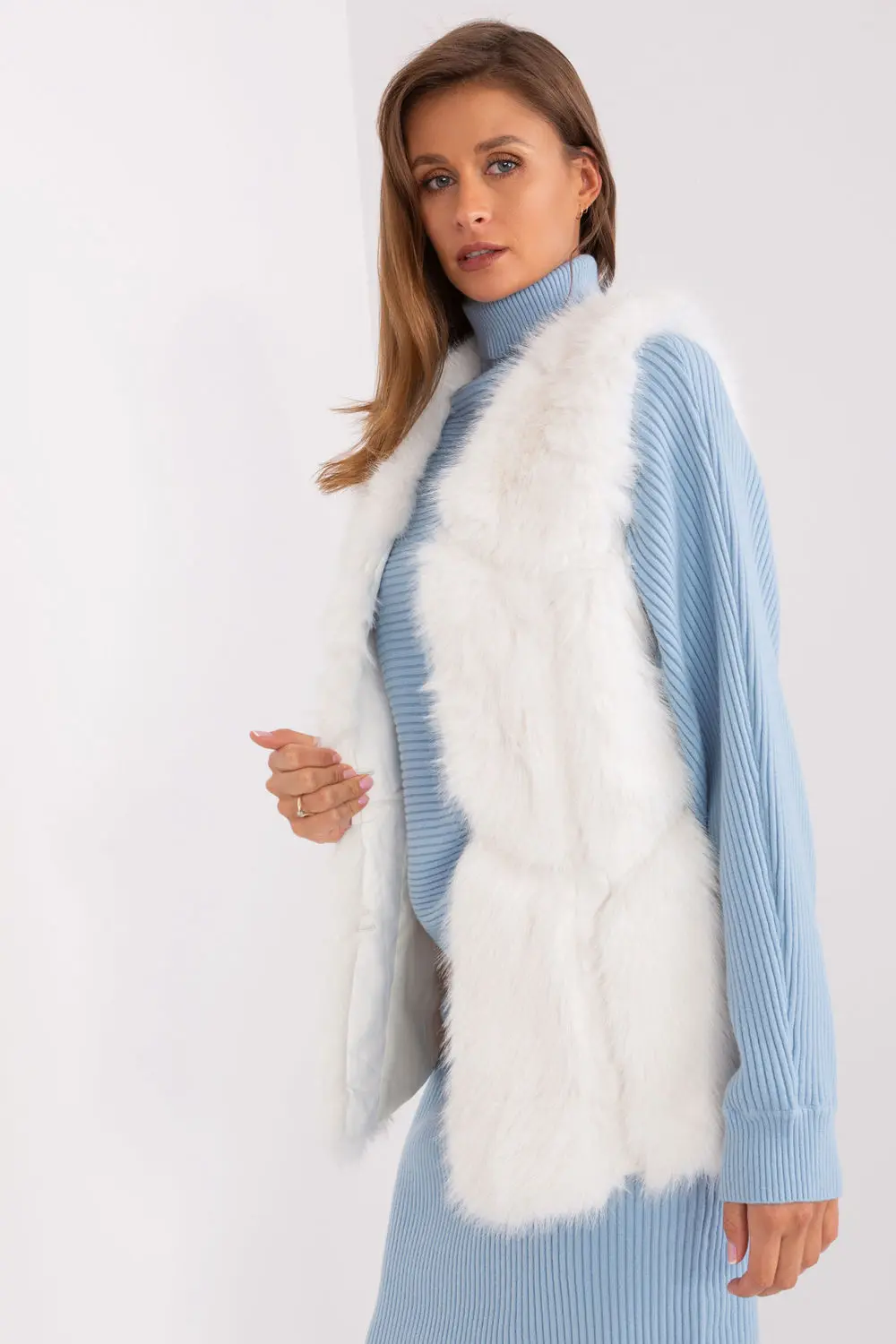 Gilet en fausse fourrure beige à capuche – Image 2