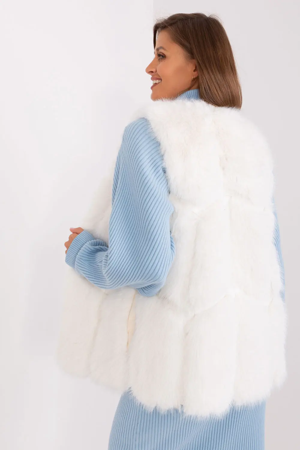 Gilet en fausse fourrure beige à capuche – Image 3