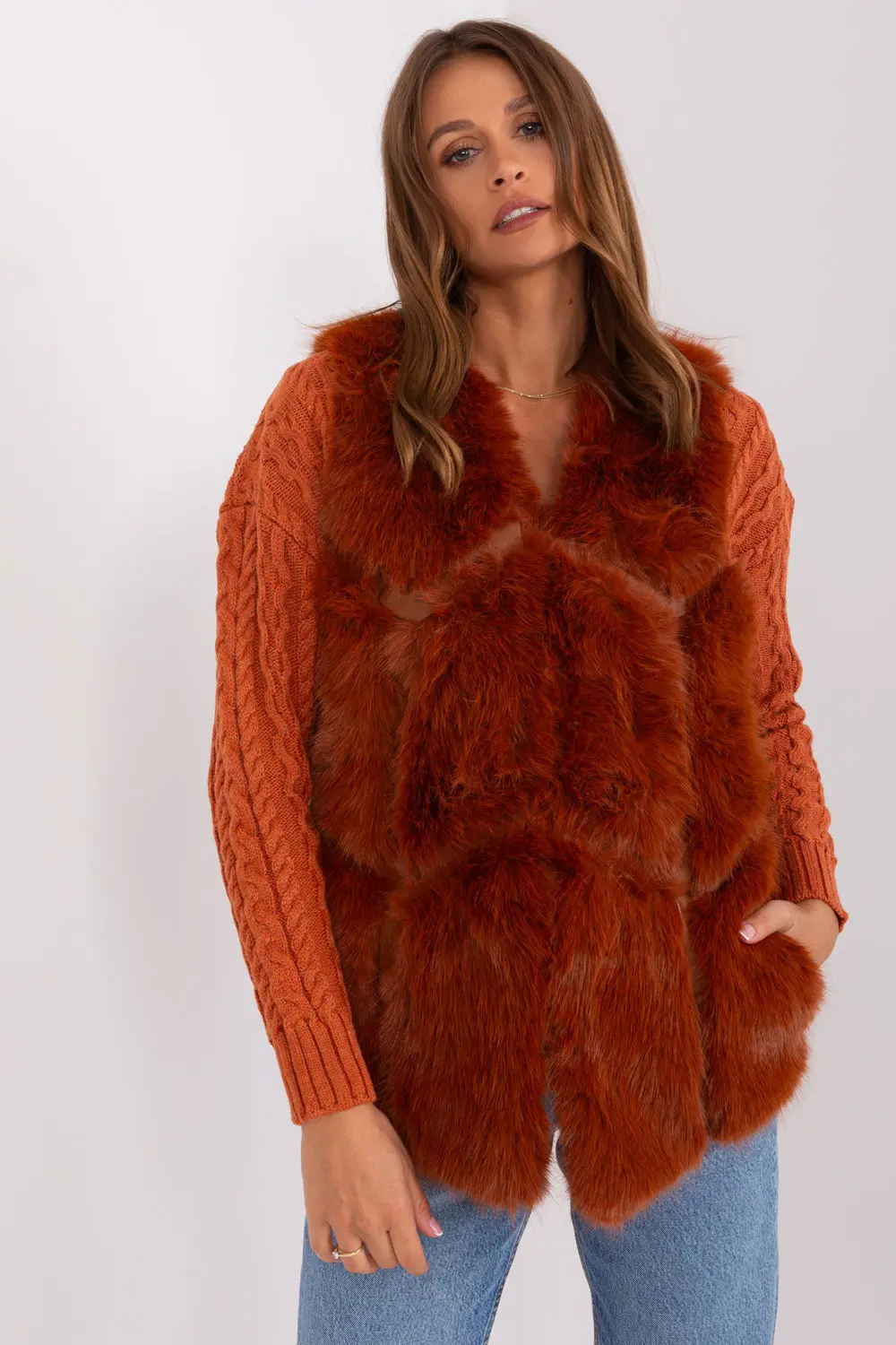 Gilet en fausse fourrure orange à capuche