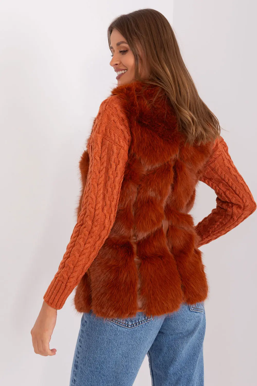 Gilet en fausse fourrure orange à capuche – Image 3