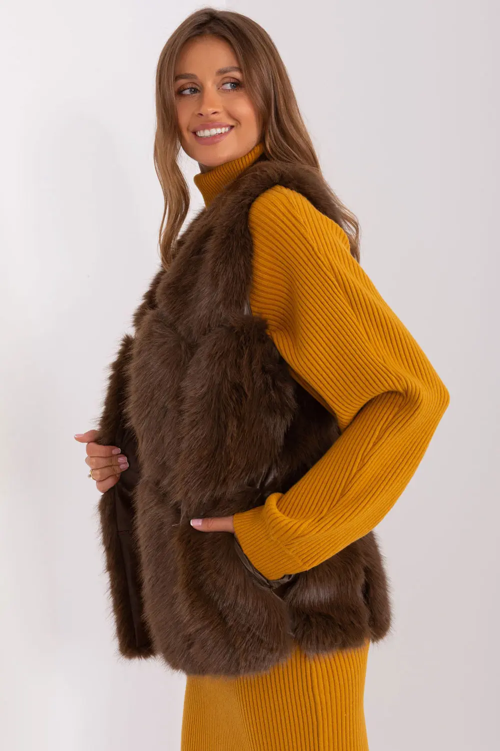 Gilet en fausse fourrure brun à capuche – Image 2
