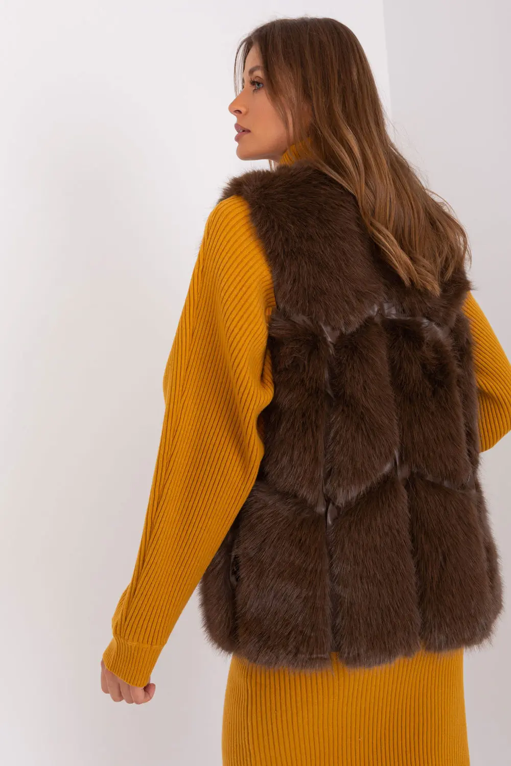 Gilet en fausse fourrure brun à capuche – Image 3