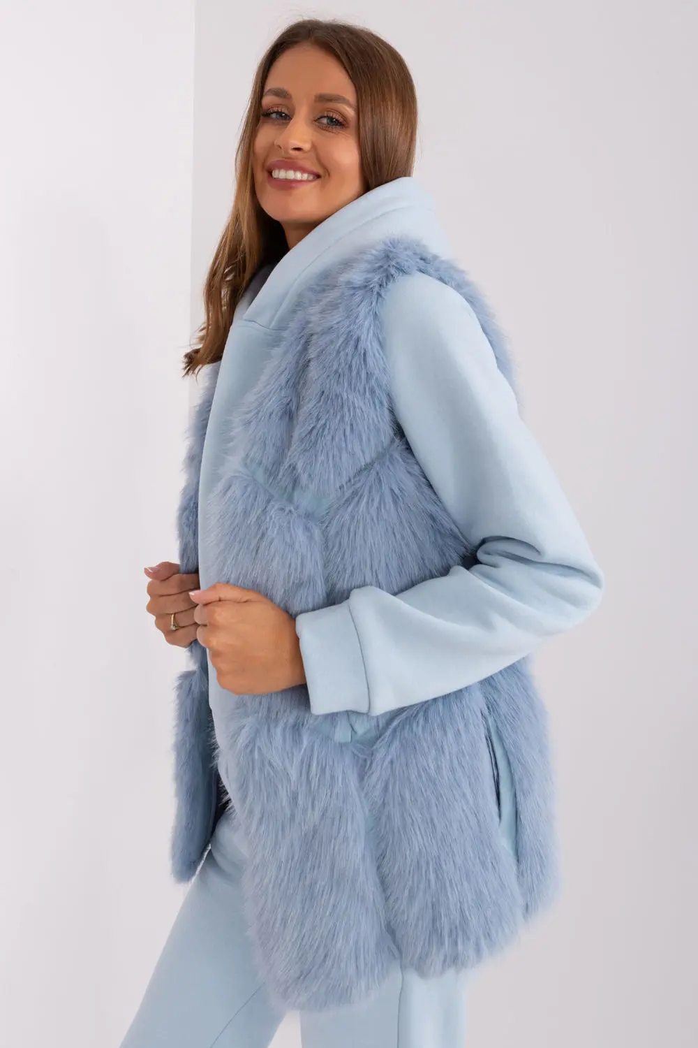 Gilet en fausse fourrure bleu à capuche – Image 2