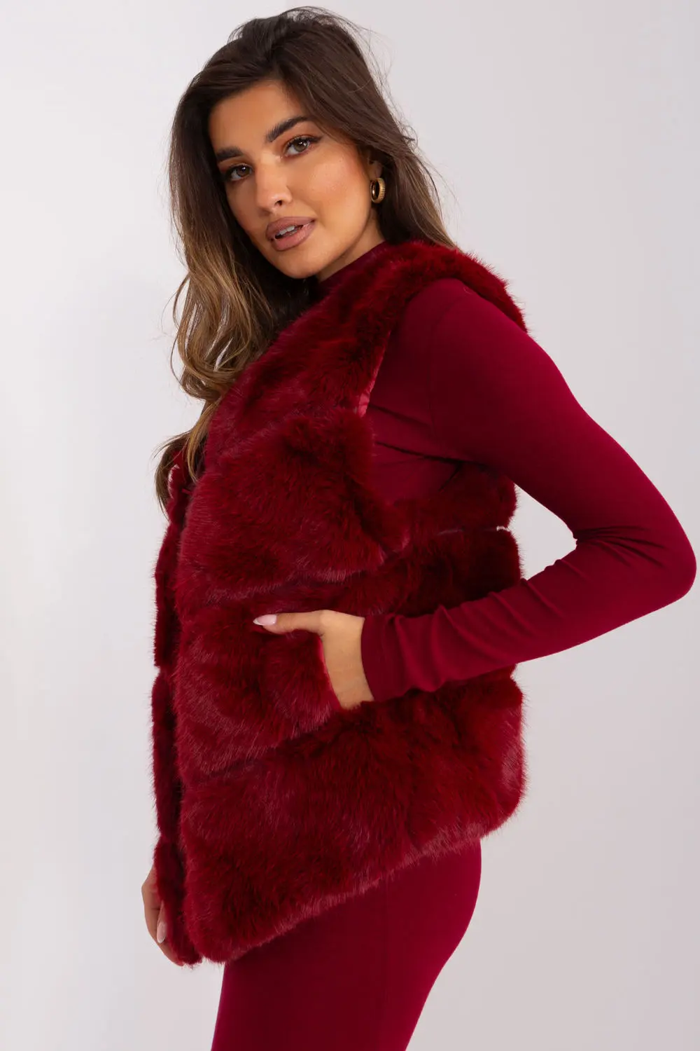 Gilet en fausse fourrure rouge – Image 2