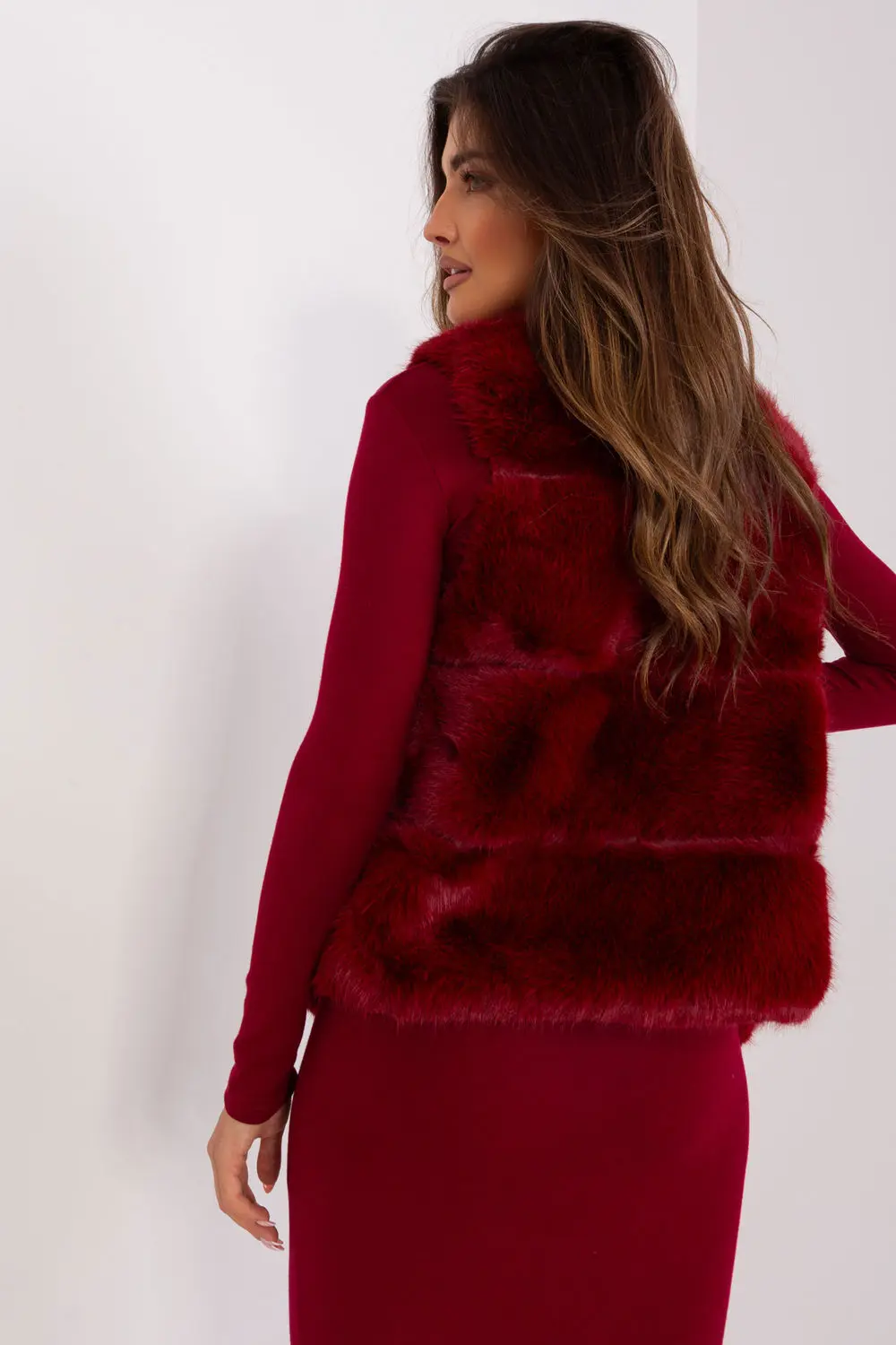 Gilet en fausse fourrure rouge – Image 3