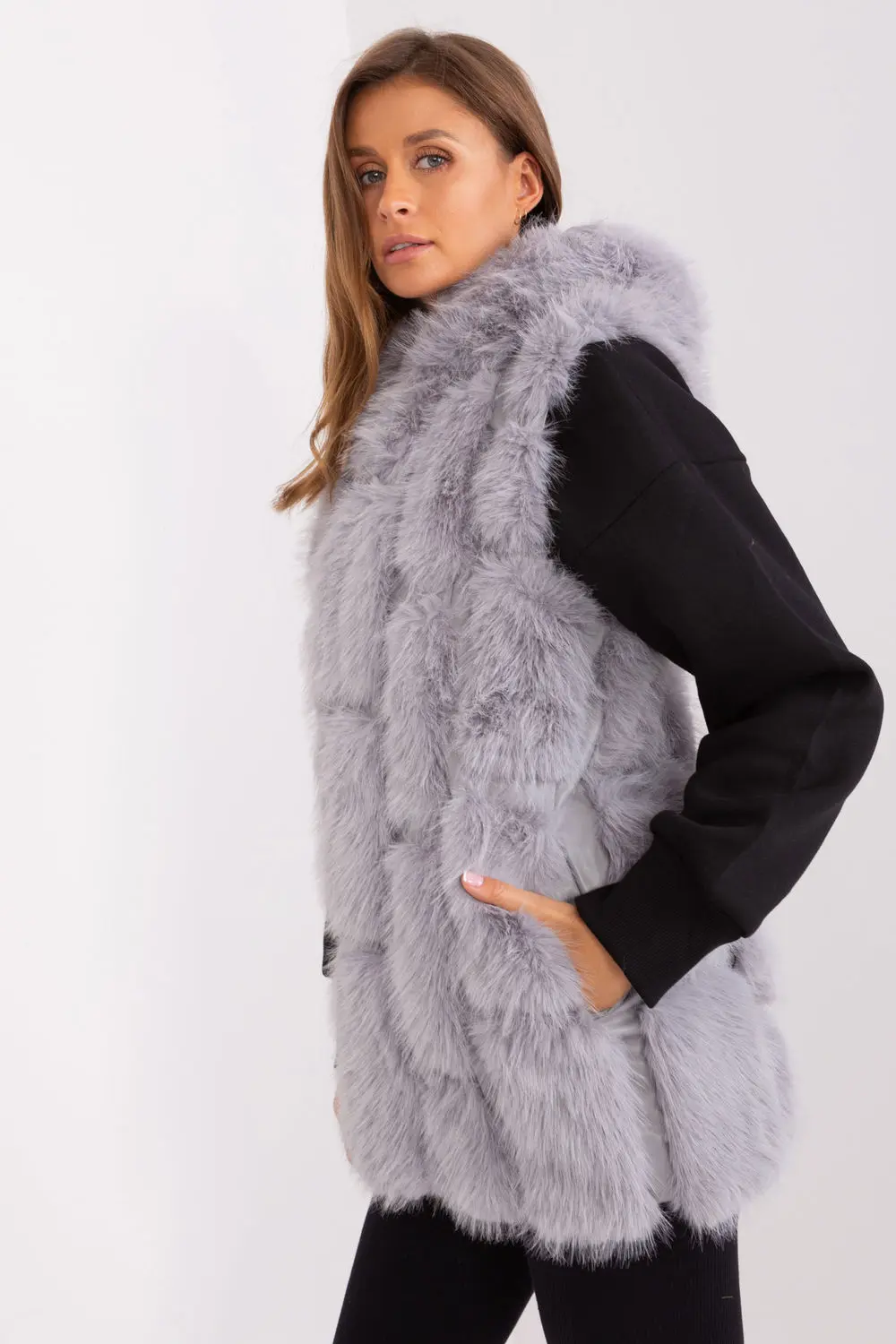 Gilet en fausse fourrure gris à capuche – Image 2