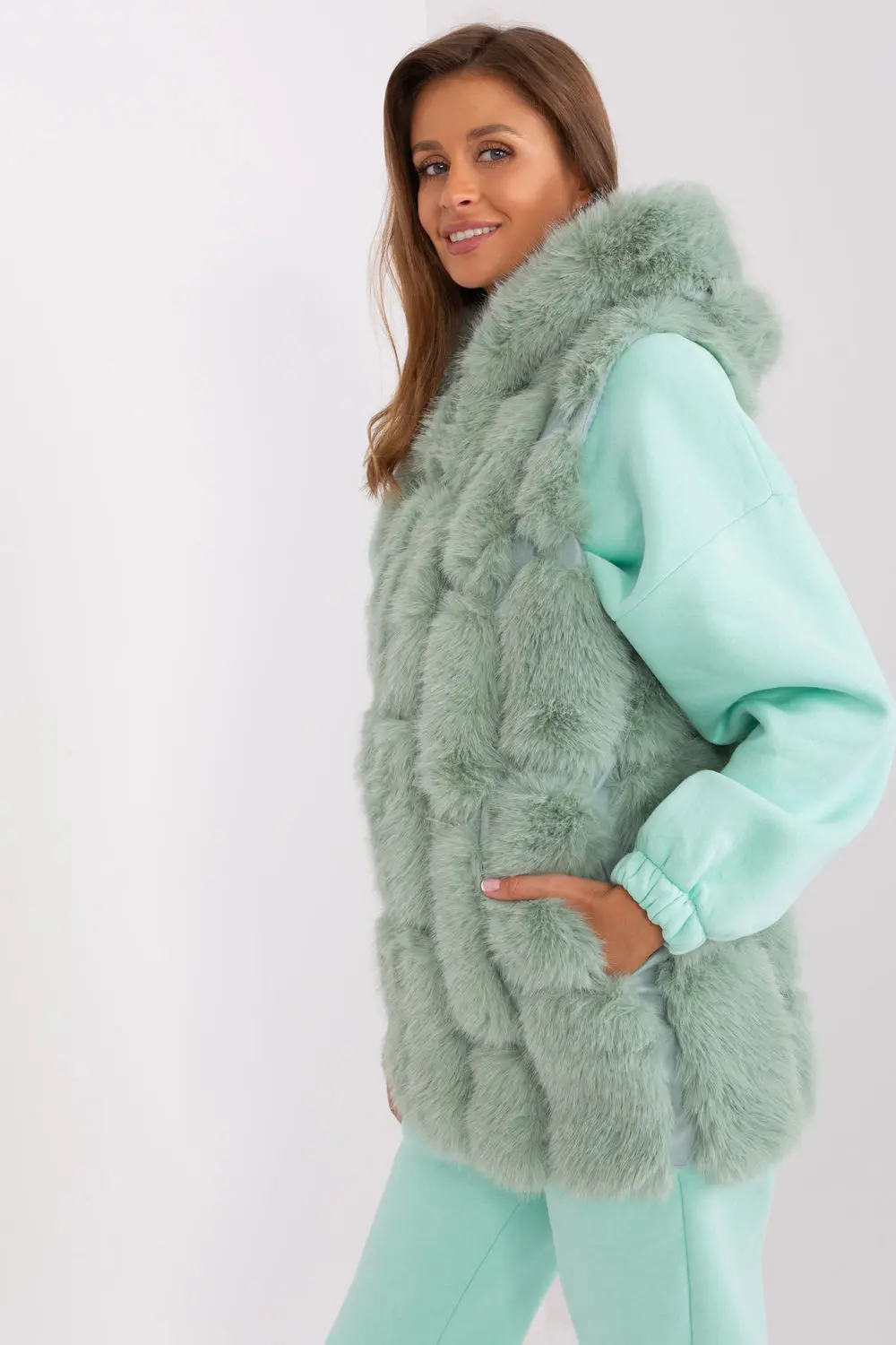Gilet en fausse fourrure vert à capuche – Image 2