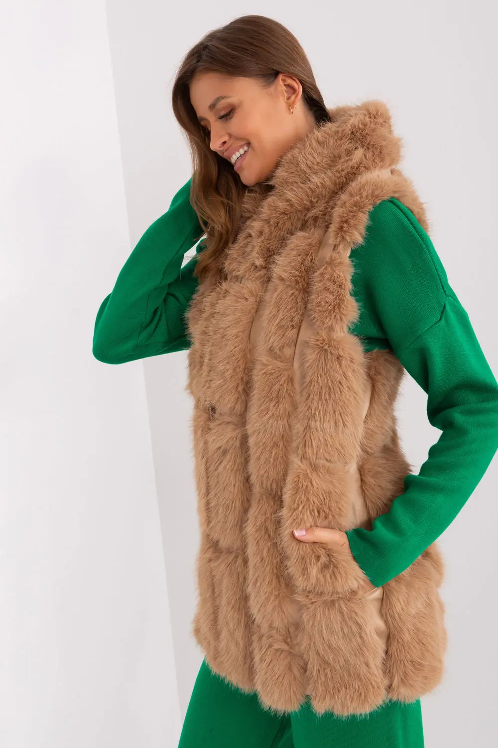 Gilet en fausse fourrure brun à capuche – Image 2