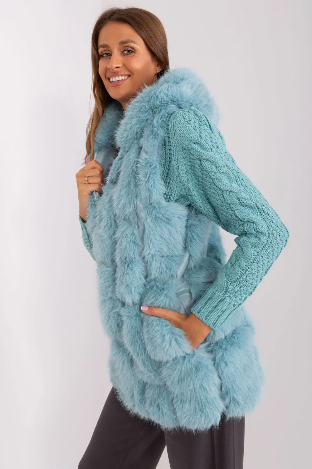 Gilet en fausse fourrure vert à capuche – Image 2