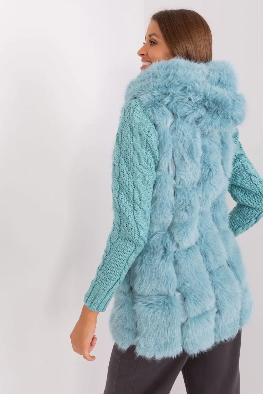 Gilet en fausse fourrure vert à capuche – Image 3