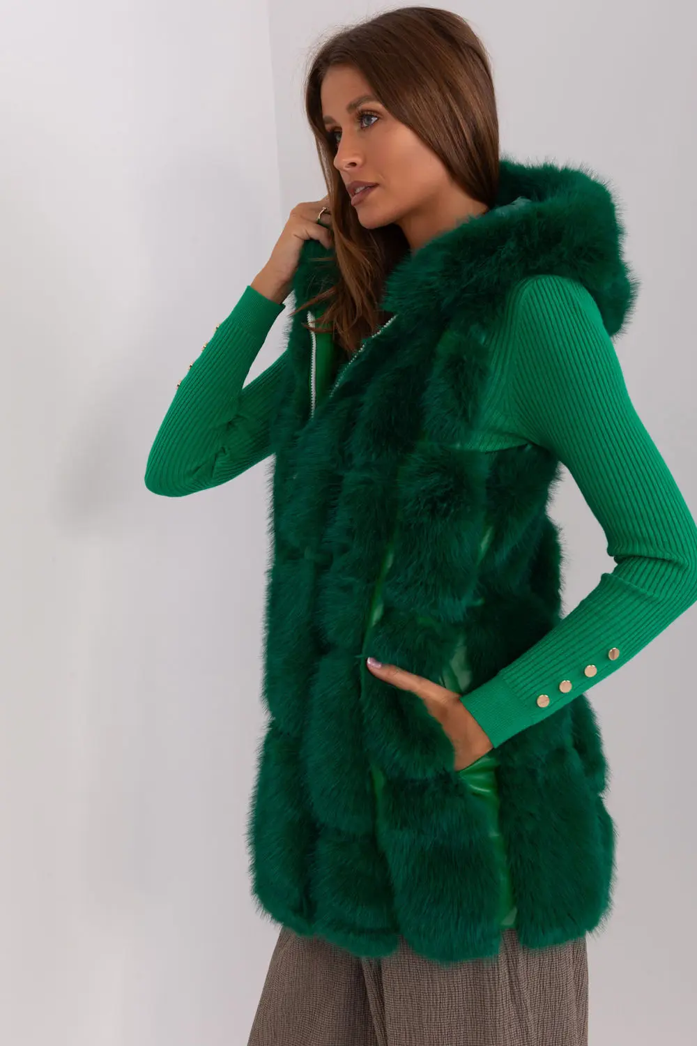 Gilet en fausse fourrure vert à capuche – Image 2