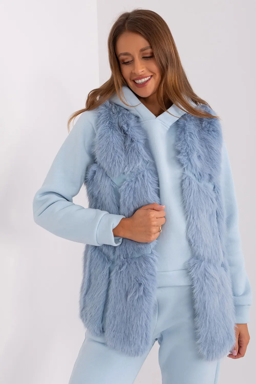 Gilet en fausse fourrure bleu à capuche – Image 4