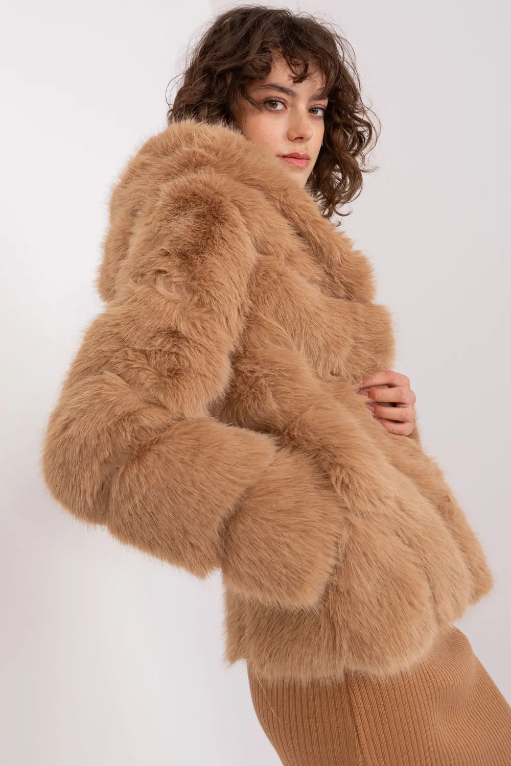 Veste en fausse fourrure brune à capuche – Image 2