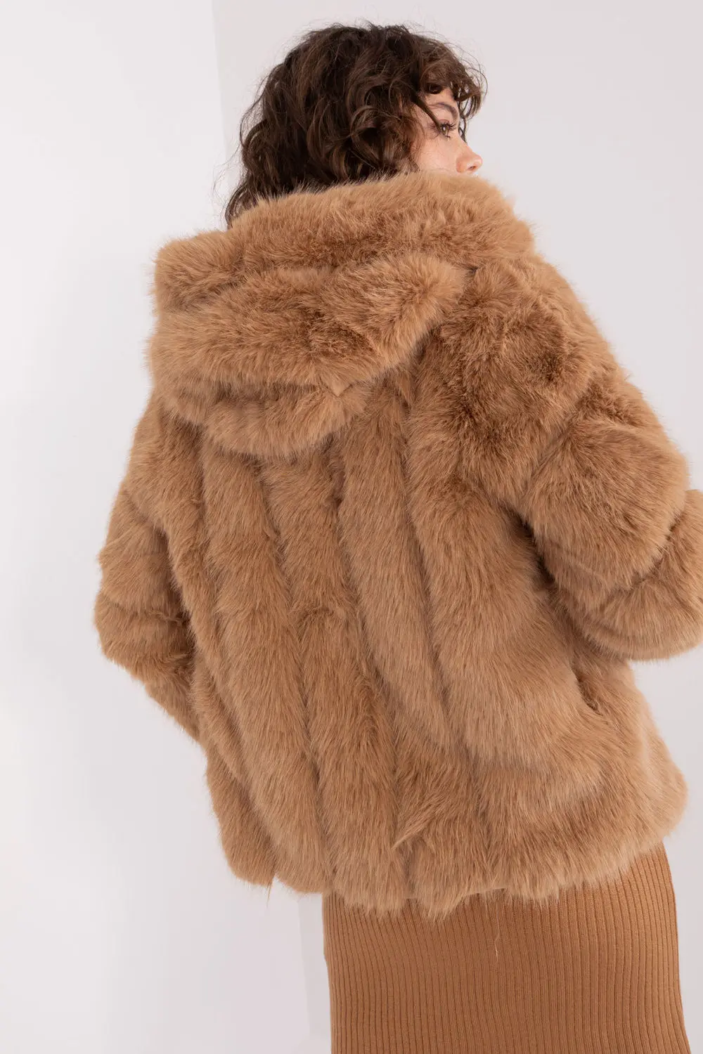 Veste en fausse fourrure brune à capuche – Image 3