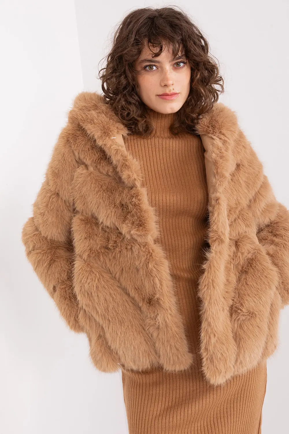 Veste en fausse fourrure brune à capuche – Image 4