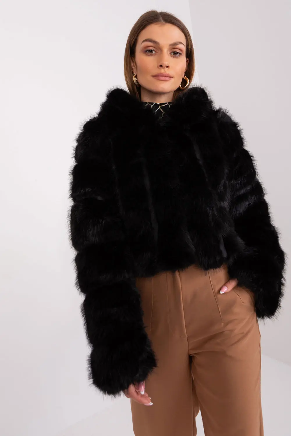 Veste en fausse fourrure noire à capuche