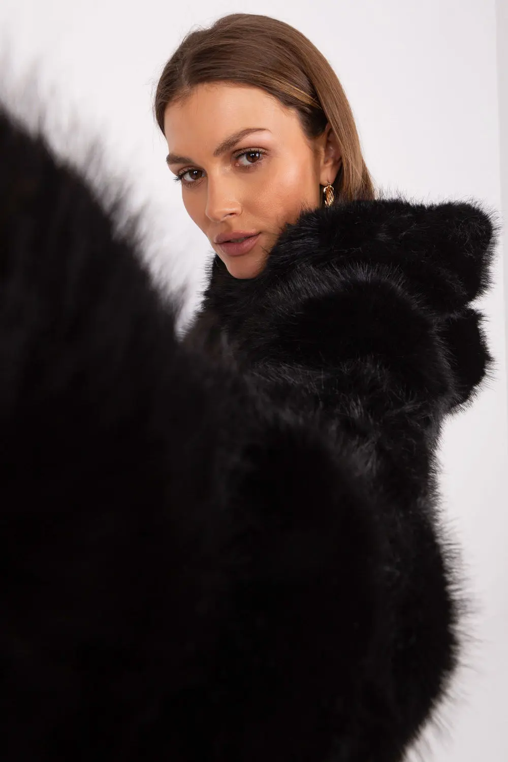 Veste en fausse fourrure noire à capuche – Image 3