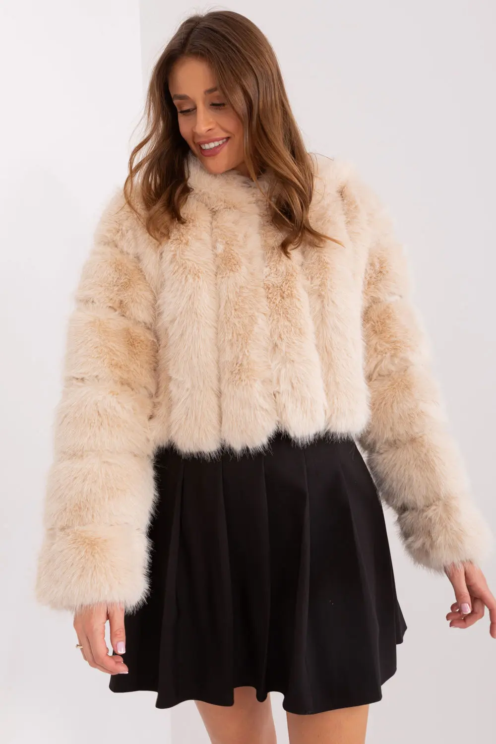 Veste en fausse fourrure beige à capuche