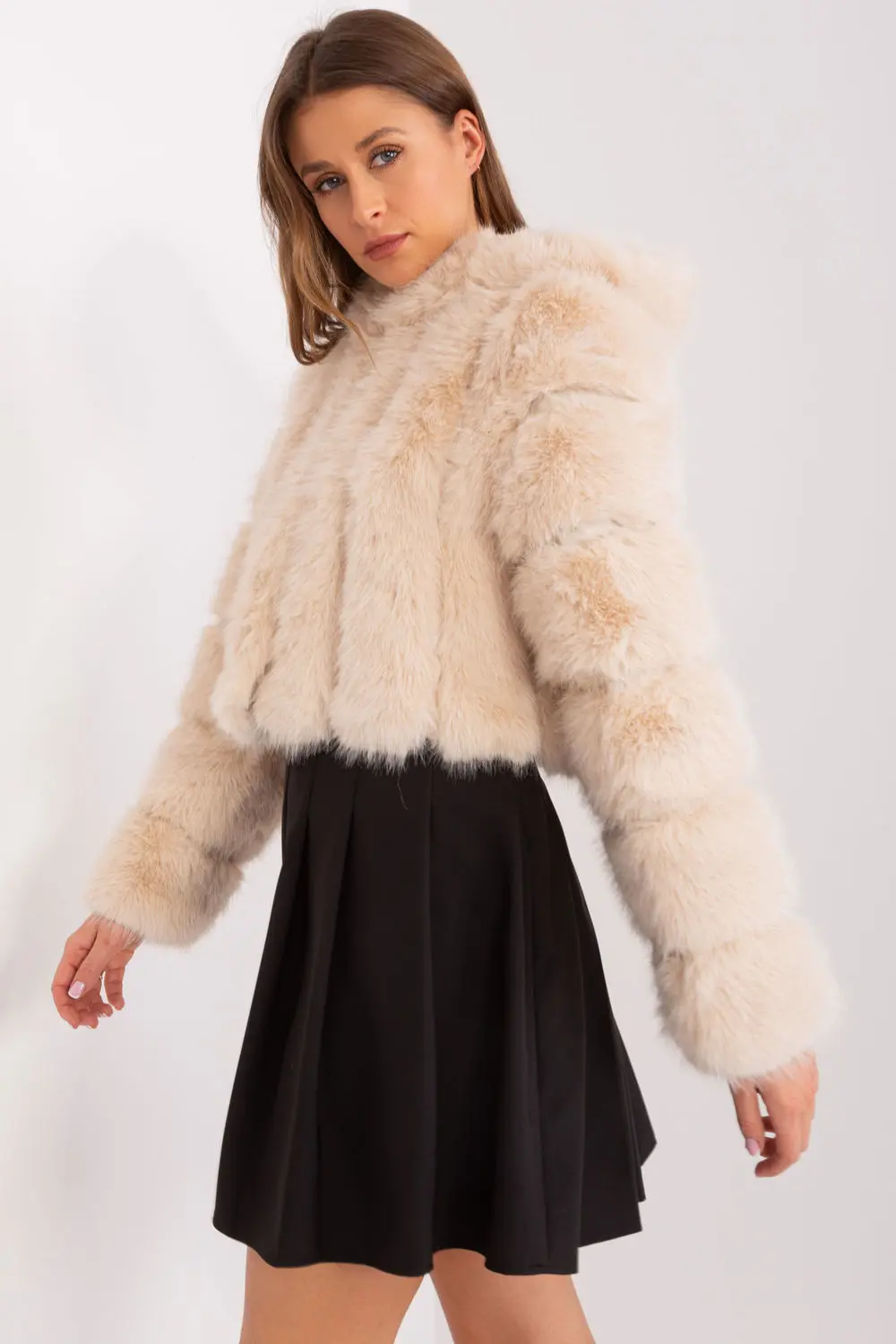 Veste en fausse fourrure beige à capuche – Image 3